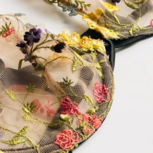 Victoria's Secret Other - ❤️ VS Embroidered Bra